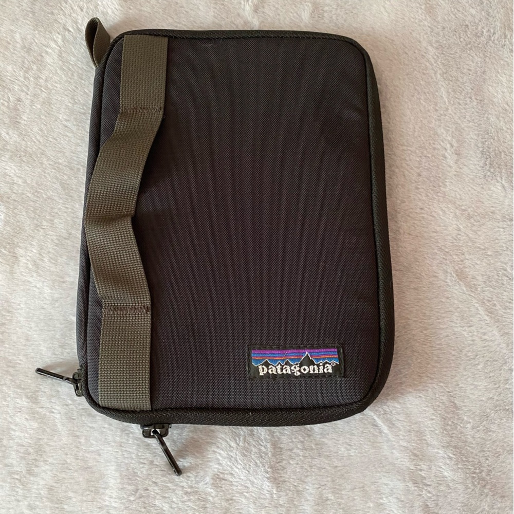 Patagonia 9”x 6.5” double zip iPad/kindle black case